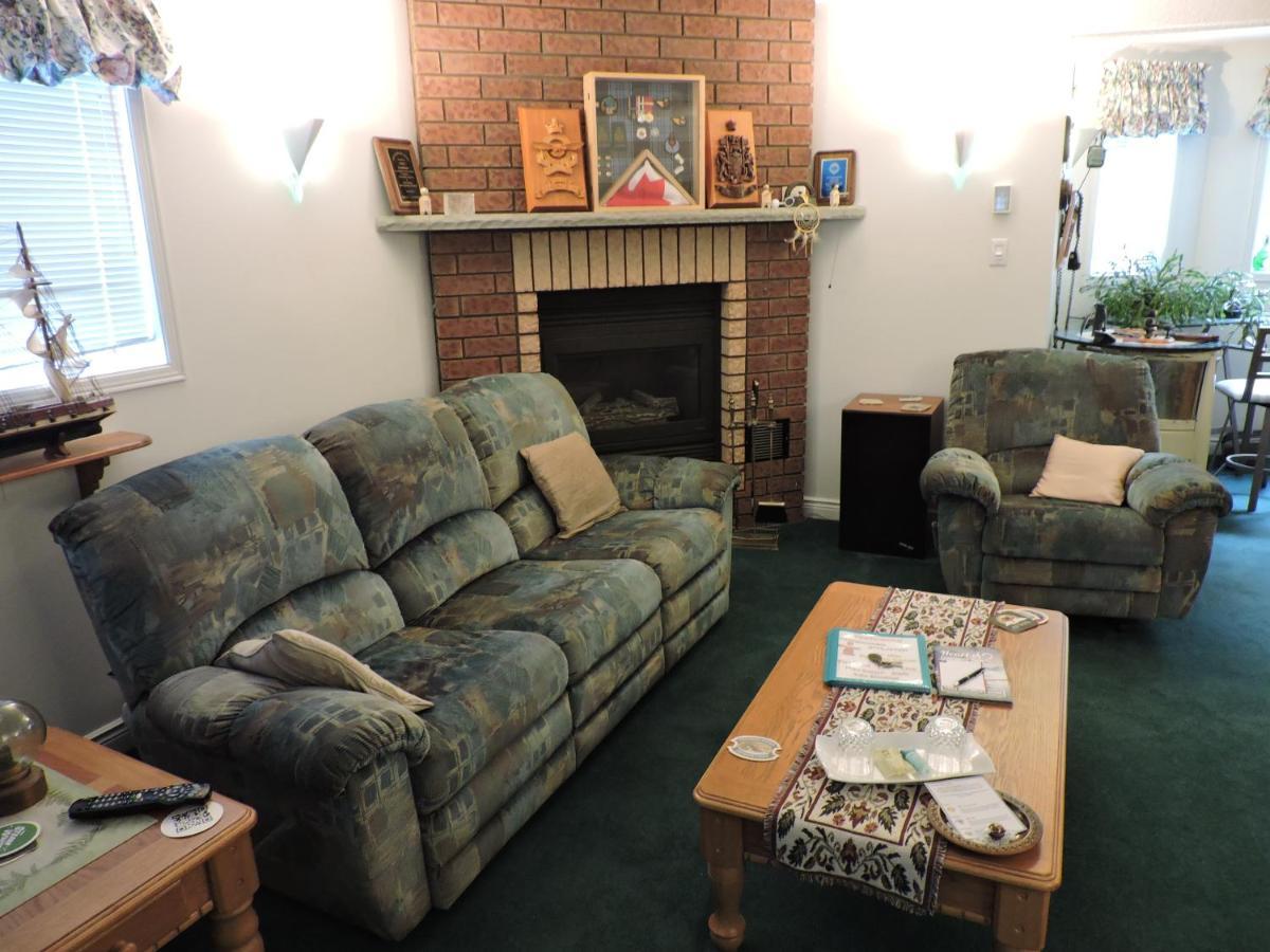 Tucked Inn The Harbour B&B Victoria Harbour Chambre photo