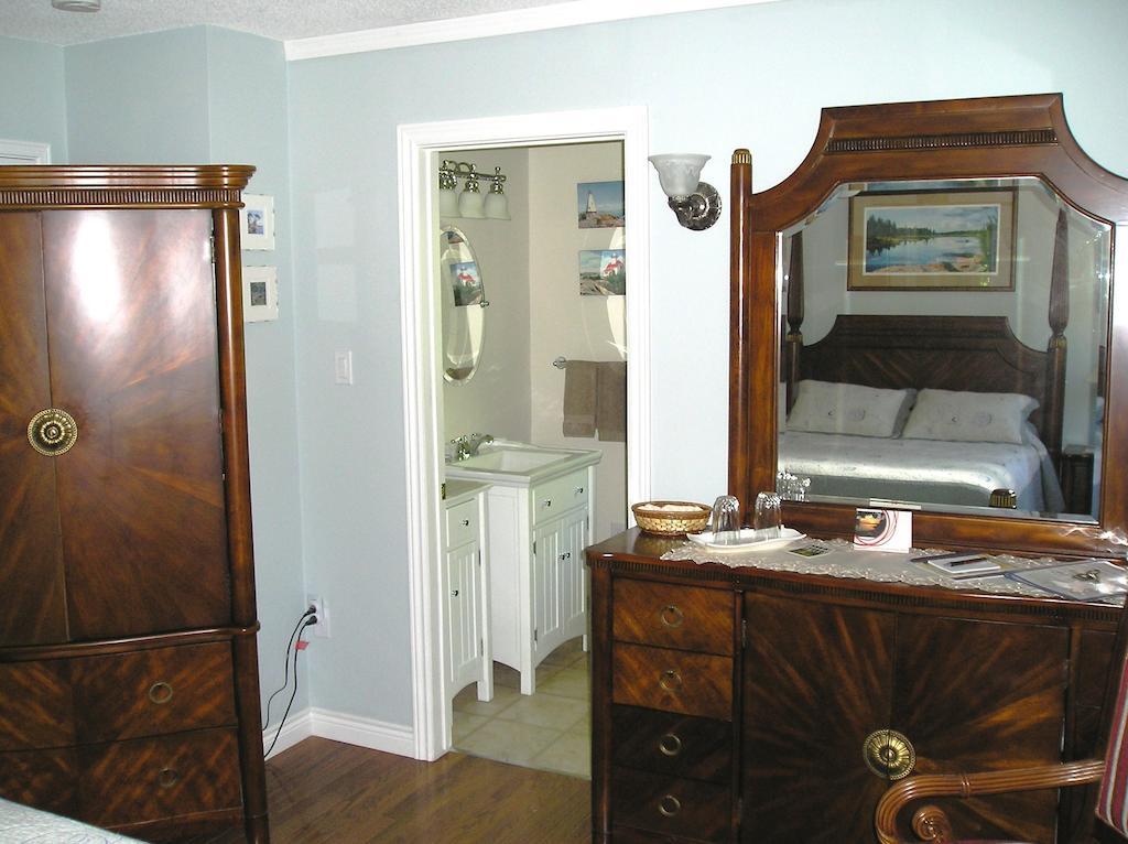 Tucked Inn The Harbour B&B Victoria Harbour Chambre photo