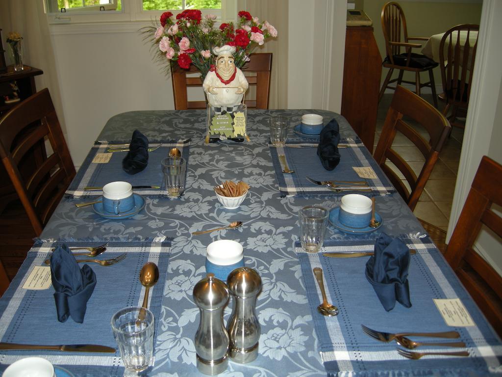 Tucked Inn The Harbour B&B Victoria Harbour Extérieur photo