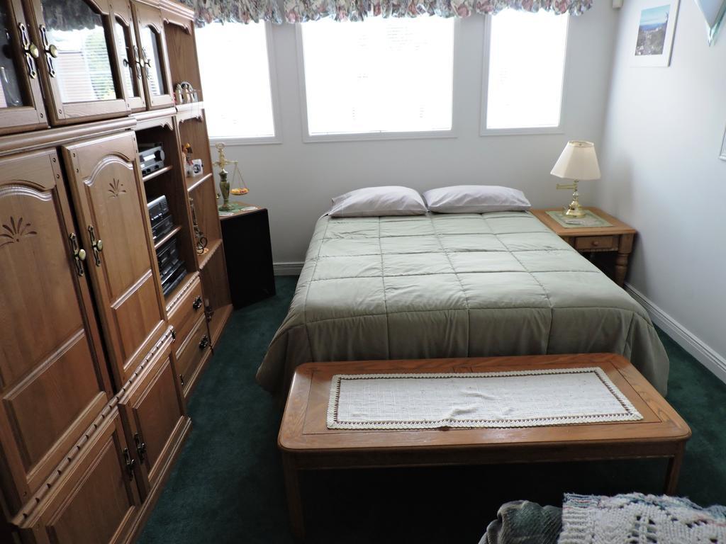 Tucked Inn The Harbour B&B Victoria Harbour Extérieur photo