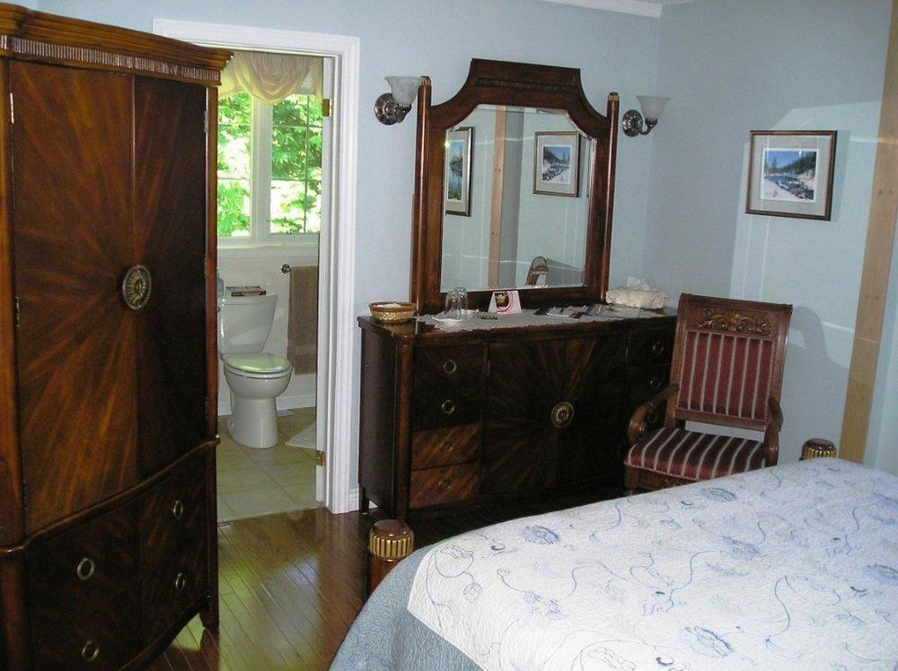 Tucked Inn The Harbour B&B Victoria Harbour Extérieur photo