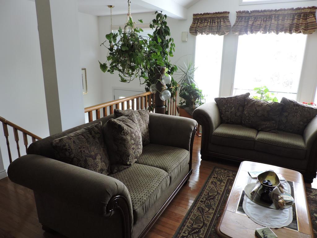 Tucked Inn The Harbour B&B Victoria Harbour Extérieur photo