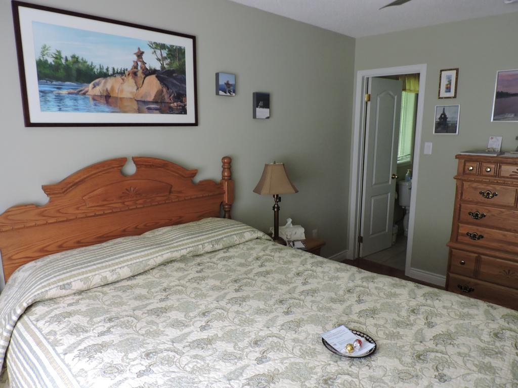 Tucked Inn The Harbour B&B Victoria Harbour Extérieur photo