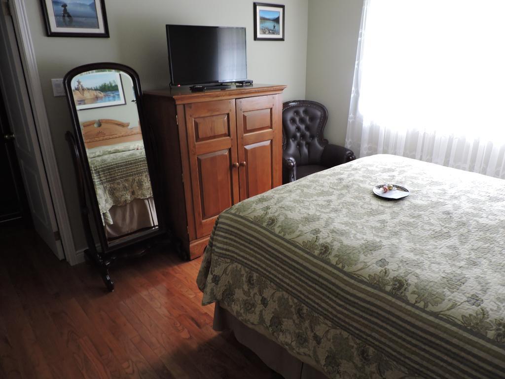 Tucked Inn The Harbour B&B Victoria Harbour Extérieur photo