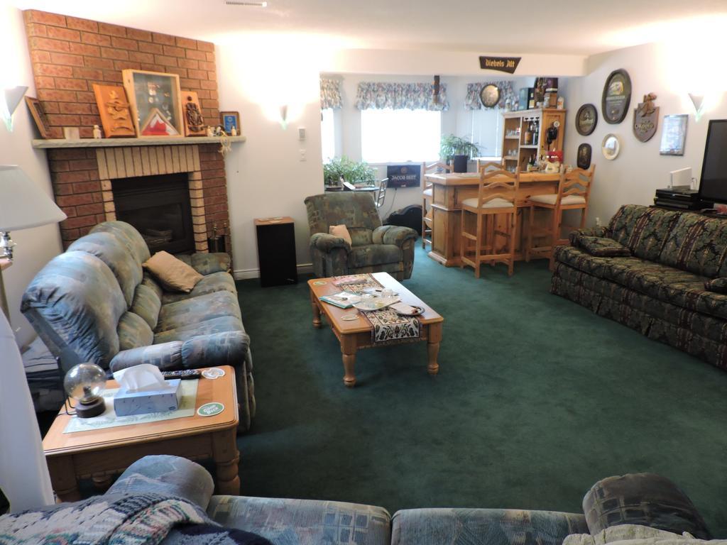 Tucked Inn The Harbour B&B Victoria Harbour Extérieur photo