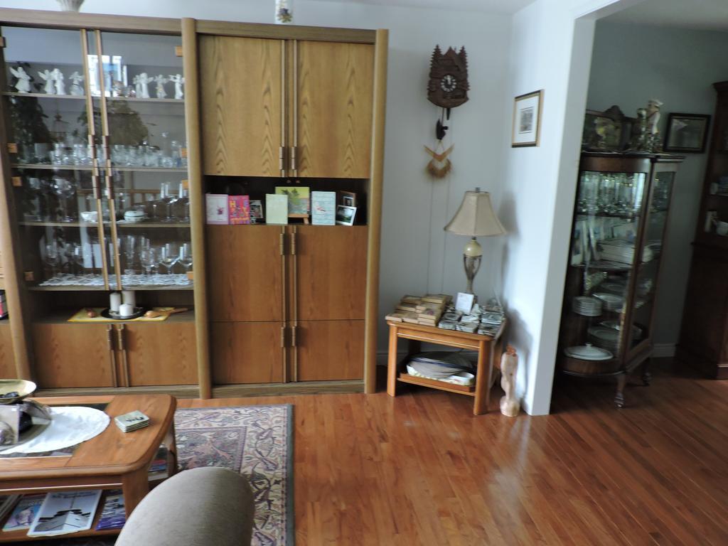 Tucked Inn The Harbour B&B Victoria Harbour Extérieur photo