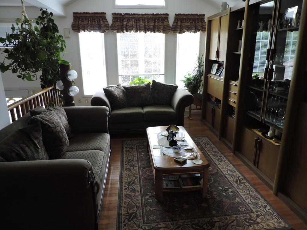 Tucked Inn The Harbour B&B Victoria Harbour Extérieur photo