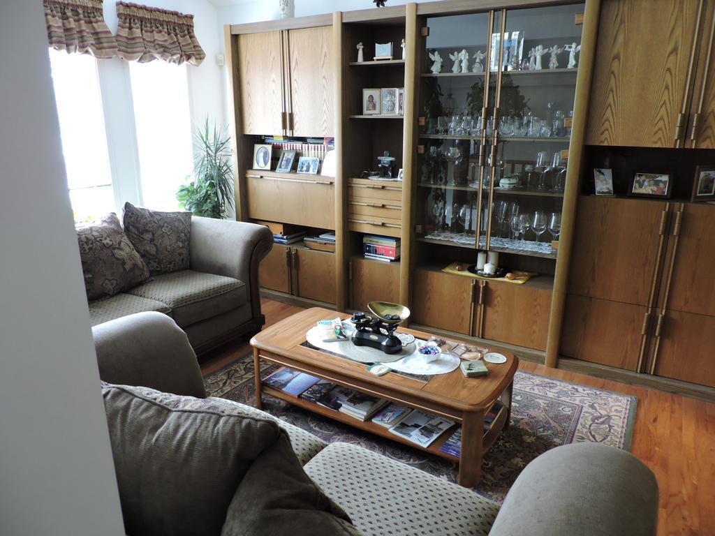 Tucked Inn The Harbour B&B Victoria Harbour Extérieur photo