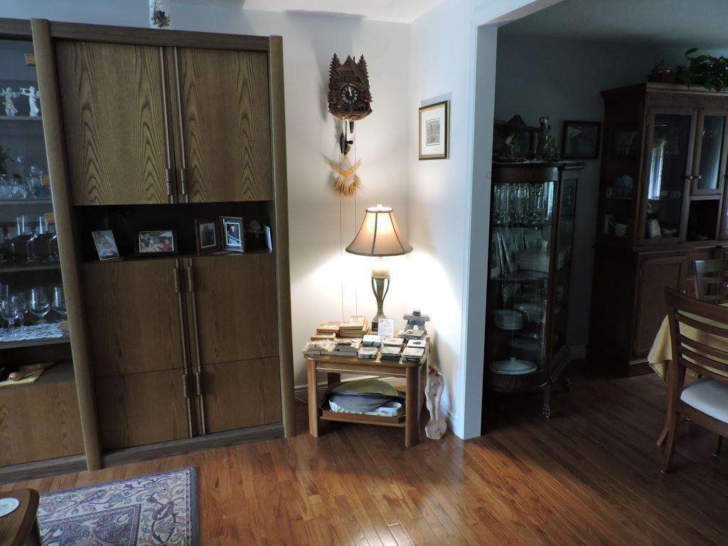 Tucked Inn The Harbour B&B Victoria Harbour Extérieur photo