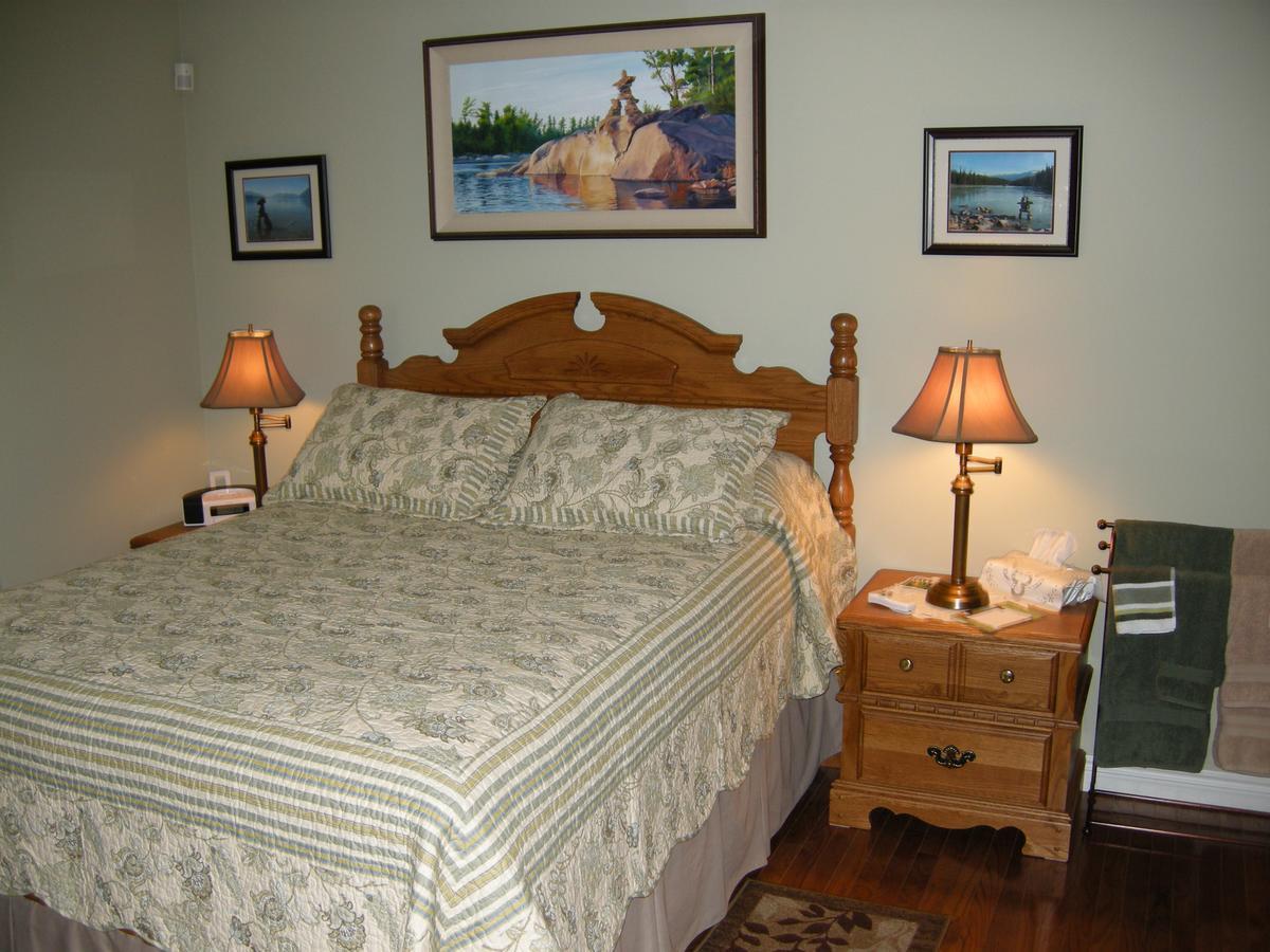 Tucked Inn The Harbour B&B Victoria Harbour Extérieur photo