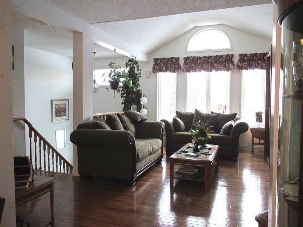 Tucked Inn The Harbour B&B Victoria Harbour Extérieur photo