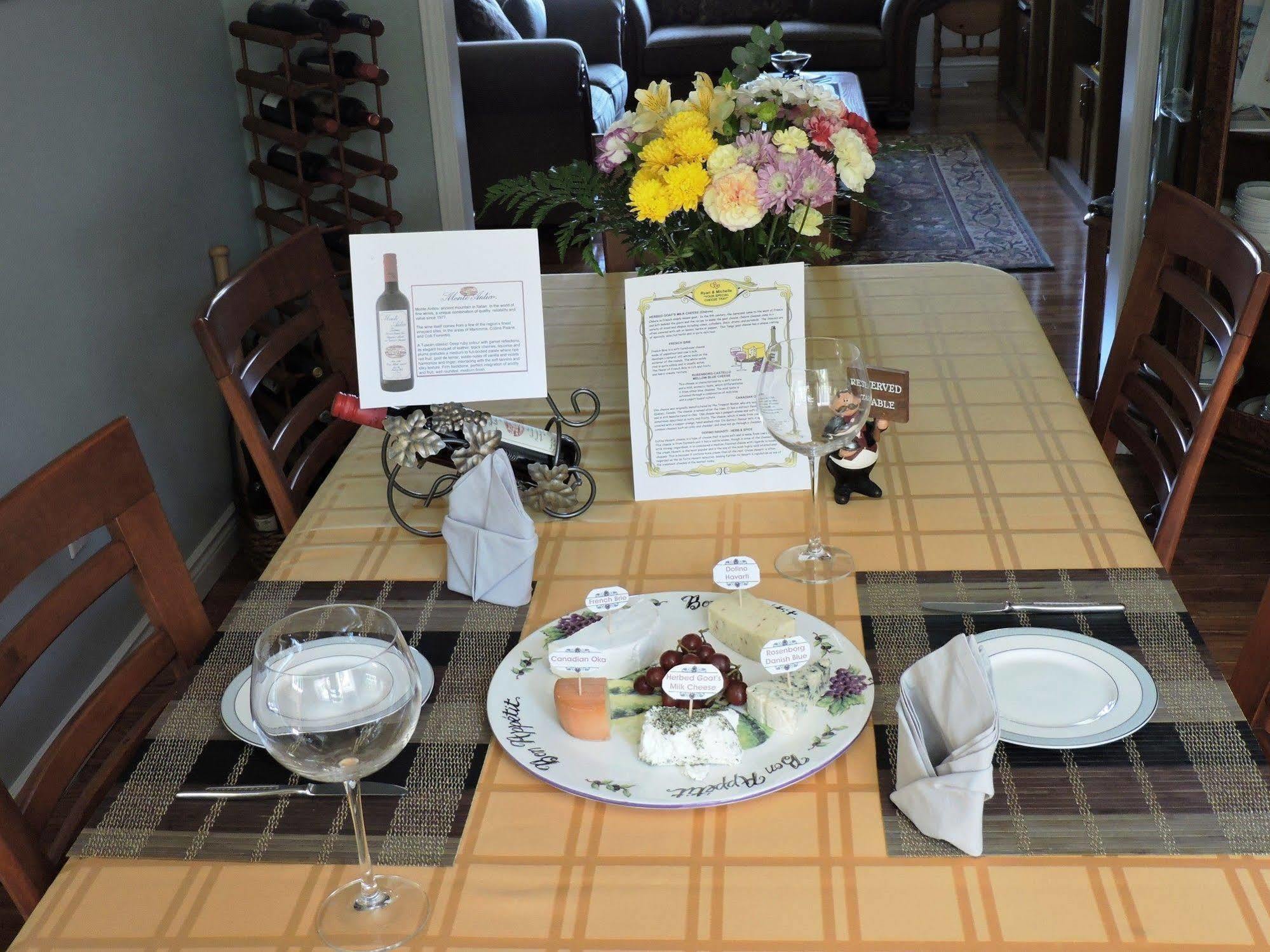 Tucked Inn The Harbour B&B Victoria Harbour Extérieur photo
