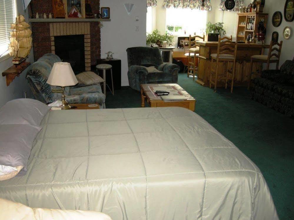 Tucked Inn The Harbour B&B Victoria Harbour Extérieur photo