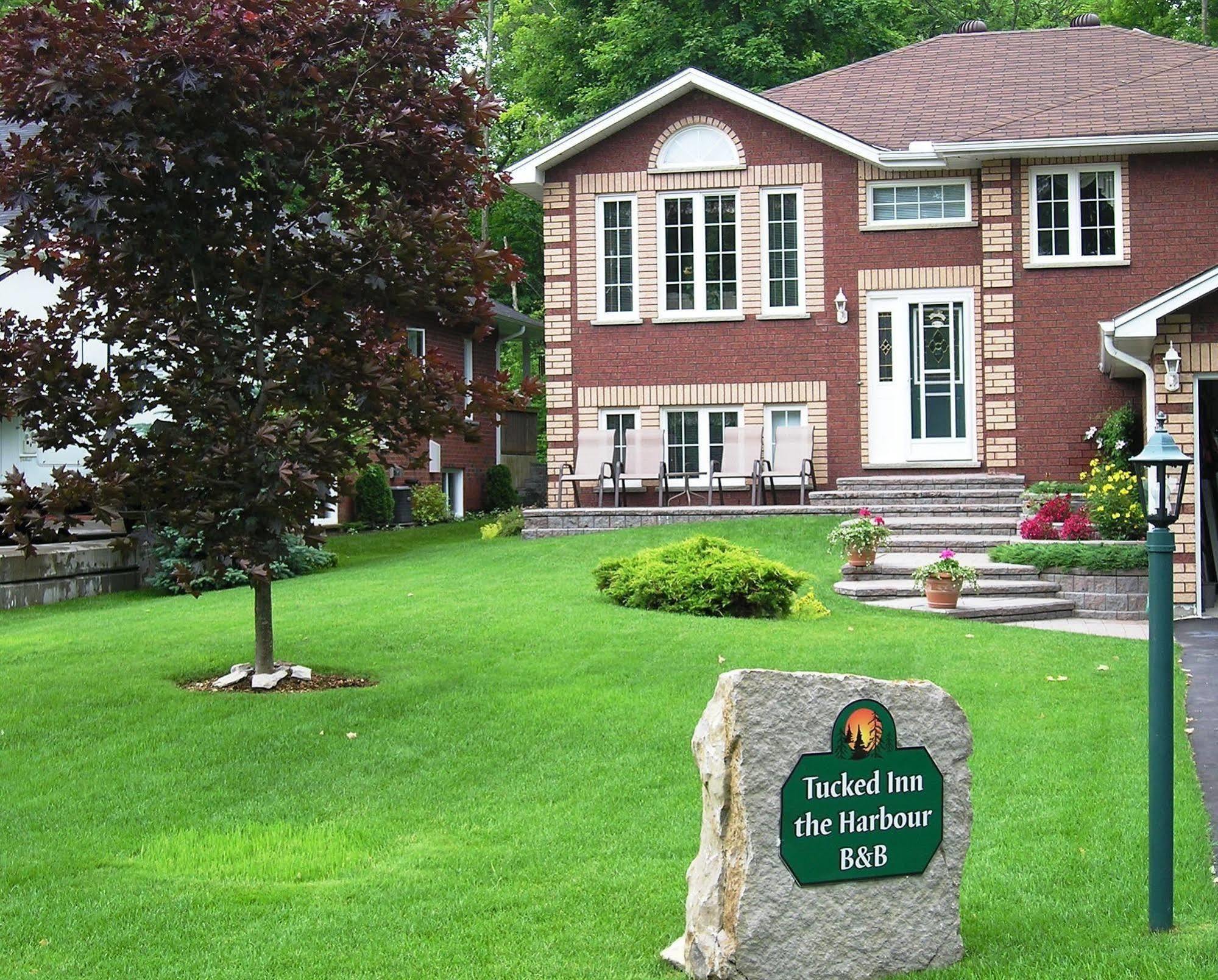 Tucked Inn The Harbour B&B Victoria Harbour Extérieur photo