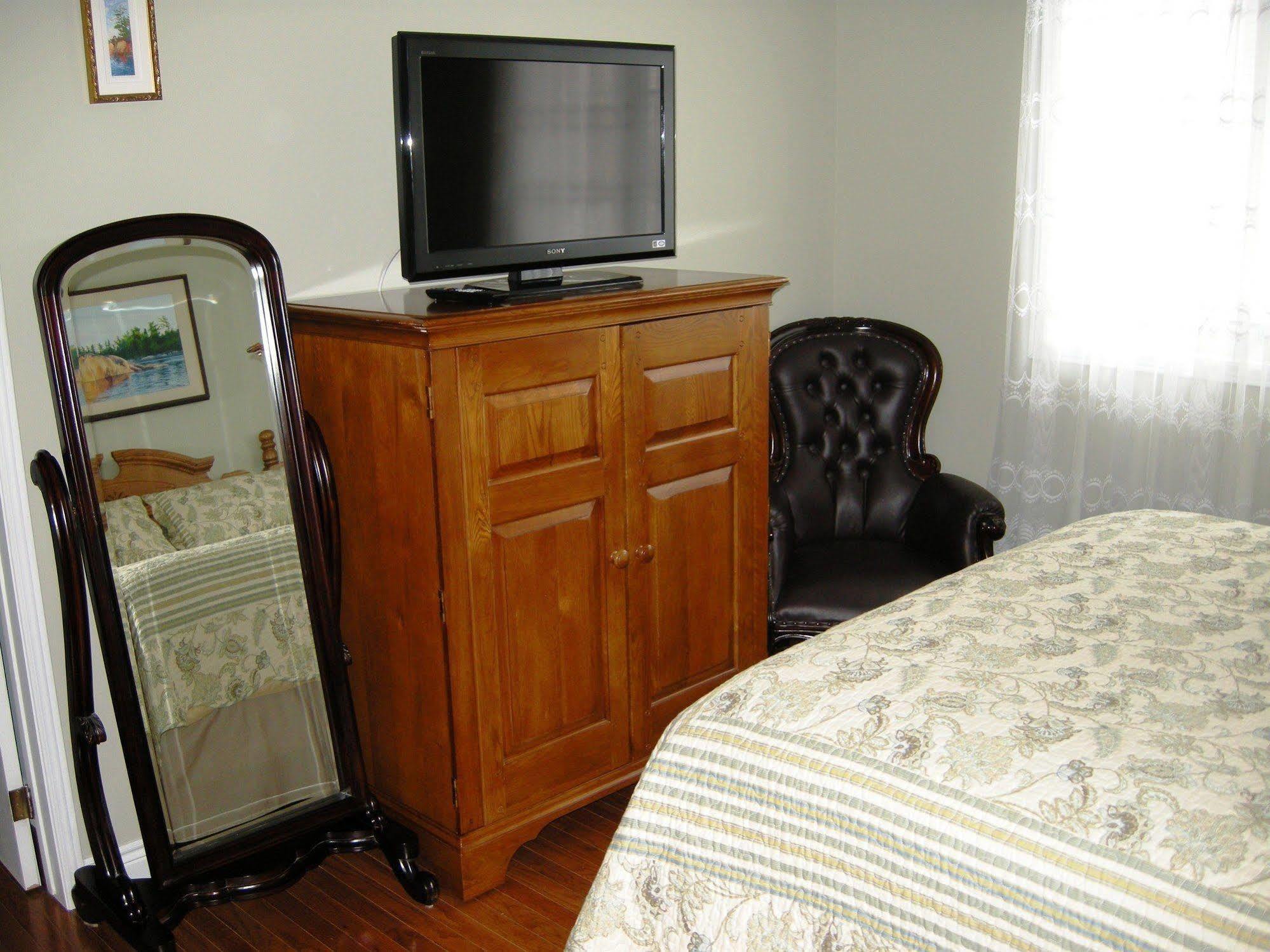 Tucked Inn The Harbour B&B Victoria Harbour Extérieur photo